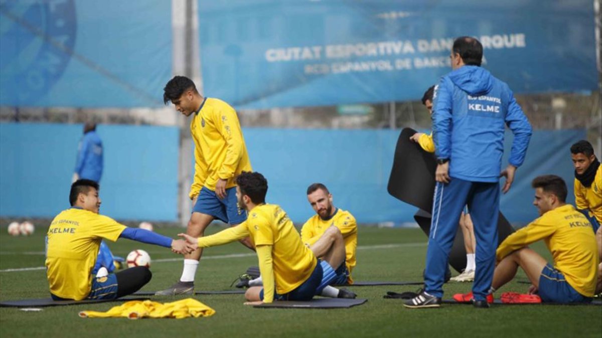 jugadores-del-espanyol-entrenando-1550753563537.jpg