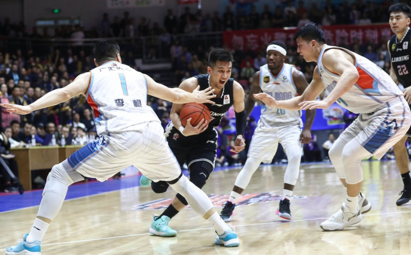 辽宁81-107新疆，郭艾伦第二节场下疑干呕，球迷：心疼！