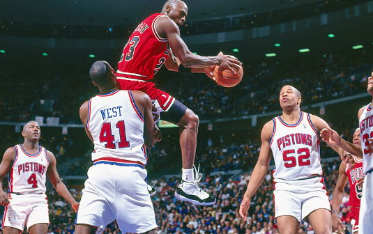 NBA季后赛历史10大得分高手，“篮球之神”乔丹只能排第二
