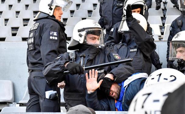 警察出手