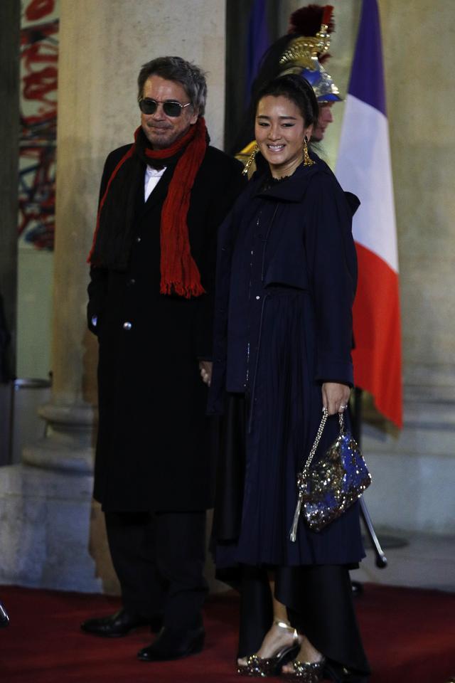 54岁巩俐二婚嫁71岁法国男友，戛纳同框超大钻戒抢镜