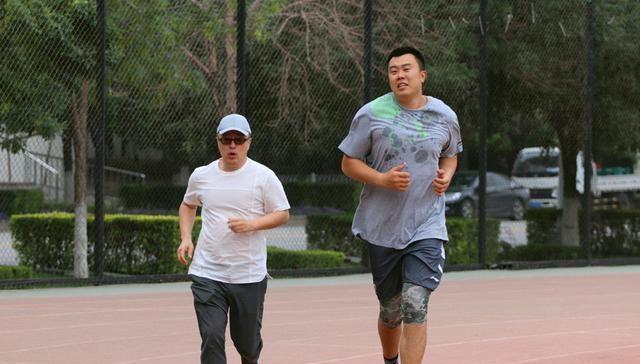 韩德君伤愈复出！气喘吁吁跑1600米，郭士强心疼劝他别跑太多