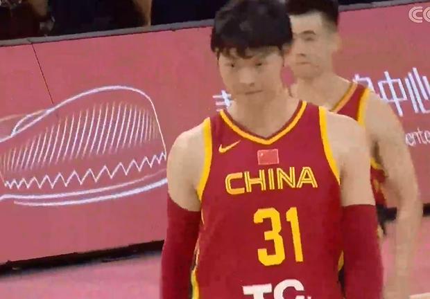 开门红！中国男篮12分击败澳大利亚联队，王哲林狂砍31分统治内线