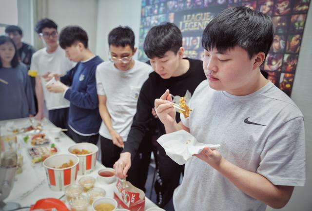 RNG晒近照：锅老师与卡萨同框让人暖心，Uzi却表情凝重