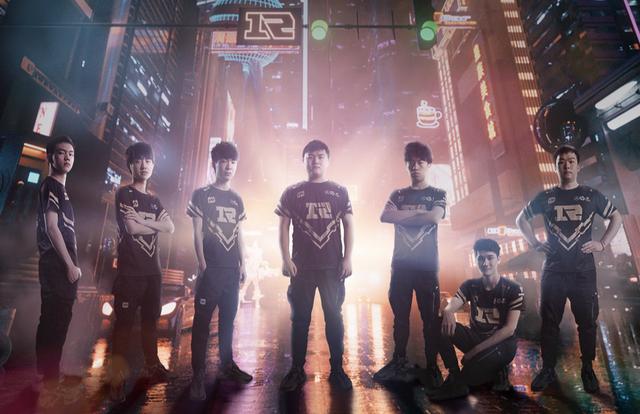 RNG晒近照：锅老师与卡萨同框让人暖心，Uzi却表情凝重