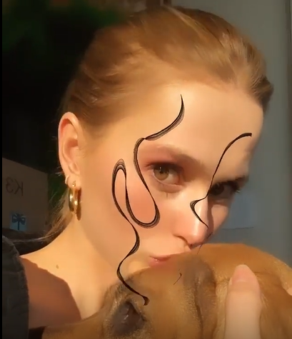 雄鹿老板女儿晒亲吻爱犬视频：回到家最开心的事情