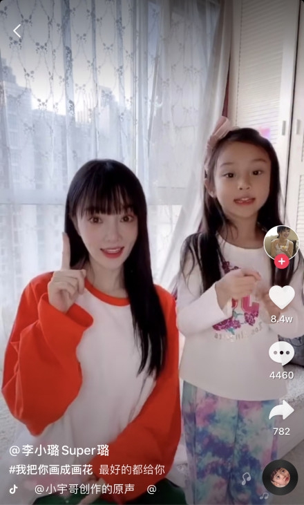 李小璐晒与女儿亲密互动视频 甜馨化淡妆越长越美