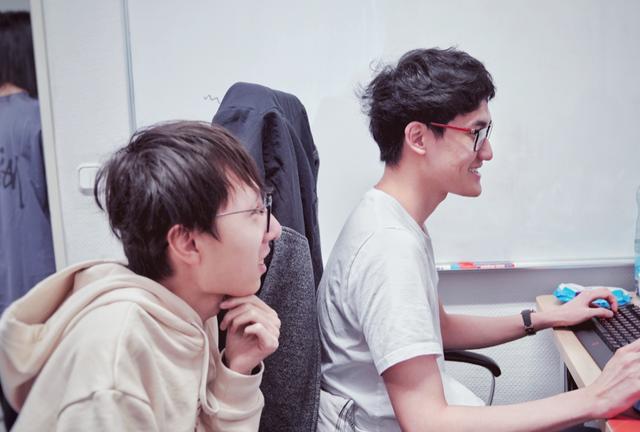 RNG晒近照：锅老师与卡萨同框让人暖心，Uzi却表情凝重