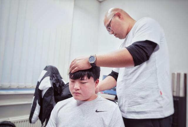 RNG晒近照：锅老师与卡萨同框让人暖心，Uzi却表情凝重