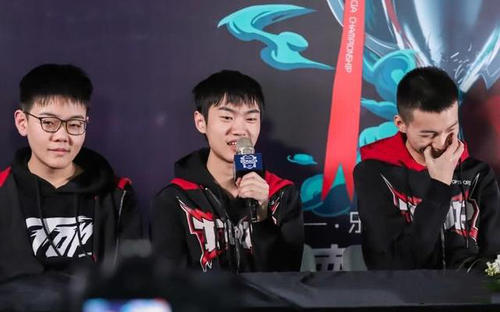 RNG粉丝对小虎彻底绝望?跑去Knight的直播间求加盟