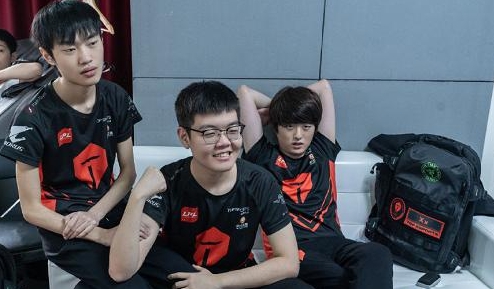 DWG告别世界赛 金教练下一站成为悬念