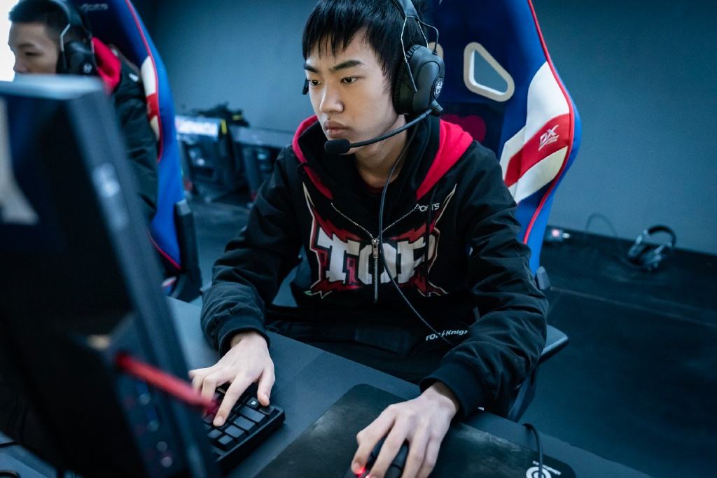 RNG粉丝对小虎彻底绝望?跑去Knight的直播间求加盟