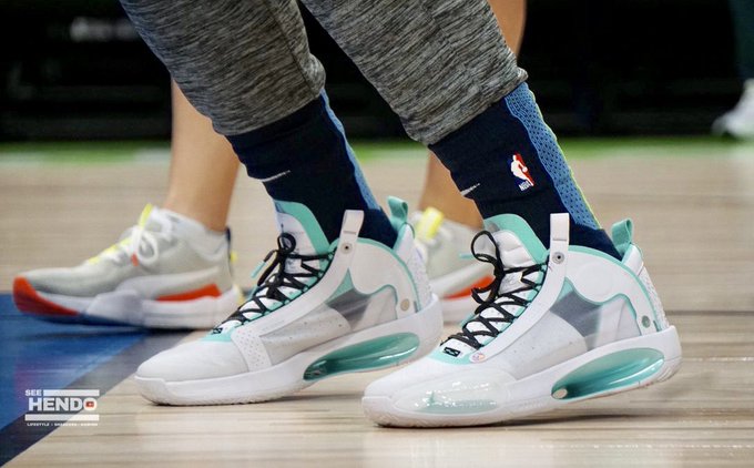 东契奇在本场比赛中上脚“郭艾伦”配色Air Jordan球鞋