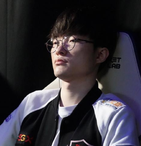 连跑路都在切屏 Faker遭RNG众人围剿极限逃生引热议