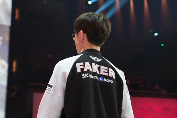 站着输不丢人!RNG惜败SKT却收获肯定,这才是夺冠者该有的姿态