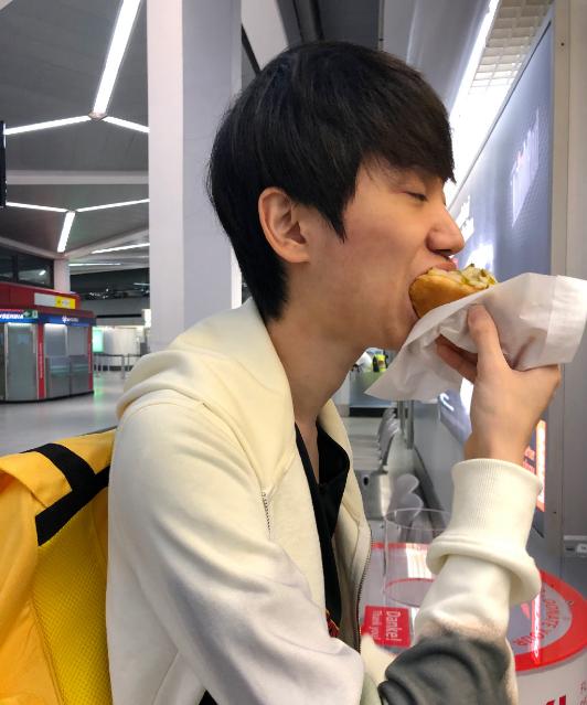 FPX全员抵达马德里,Doinb精神状态好,吃面包致敬百分百胜率AD?