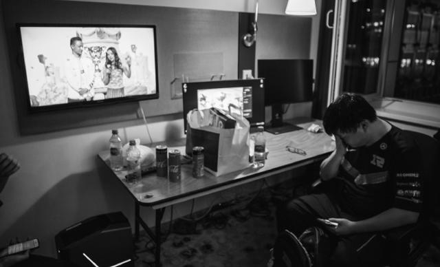 RNG回国后，队员心态好转：Karsa找老队友玩，Uzi理全新发型