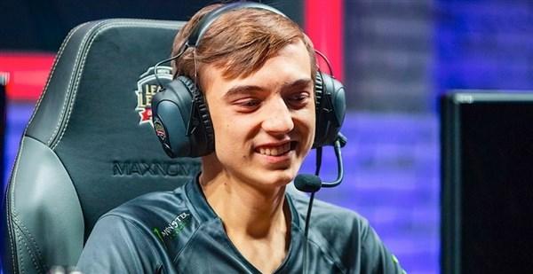 FNC全员观看S9八强抽签 看到FPX笑开花