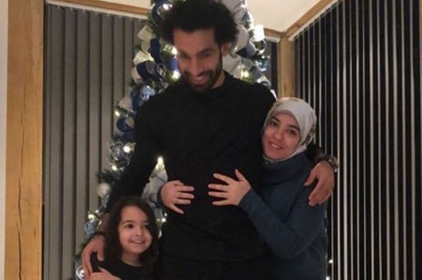 圣诞快乐！萨拉赫晒出和妻子、女儿罕见合影