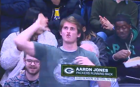 尴尬了！雄鹿球迷面对镜头狂秀肌肉，殊不知主角并非自己