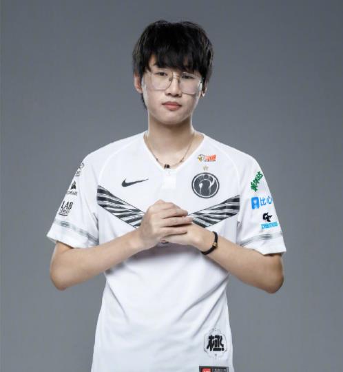 Ning接受采访:和Theshy赛后握手 是因为我很想念他