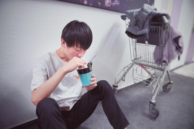 RNG回国后，队员心态好转：Karsa找老队友玩，Uzi理全新发型